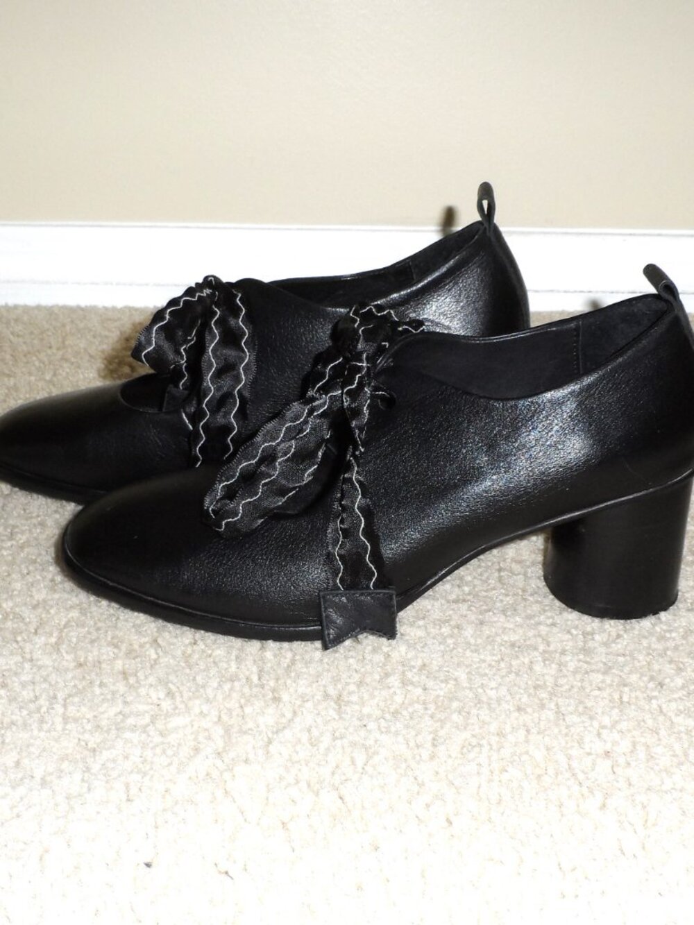 Bueno- lace-up heeled oxfords black leather size 8